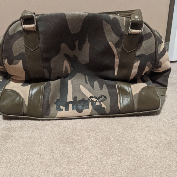 Aritzia - tna - camo travel/ duffle bag